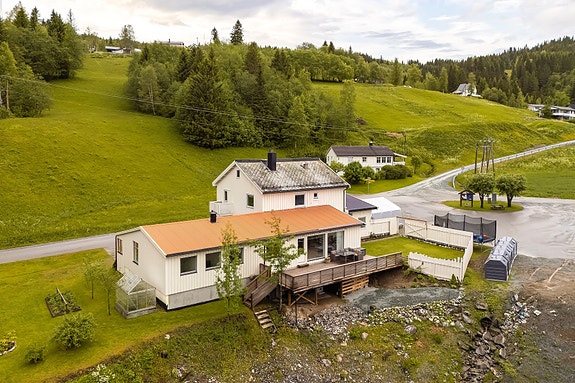PrivatMegleren v/ Marius Kristoffersen har gleden av å presentere Forradalsvegen 1142, en innholdsrik eiendom med flott beliggenhet i Forradal sentrum.