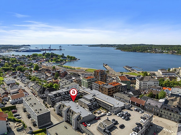 Velkommen til Josefinesgate 4 H. Stor 2 roms toppleilighet med super utsikt og masse sol. Bygget har heis.