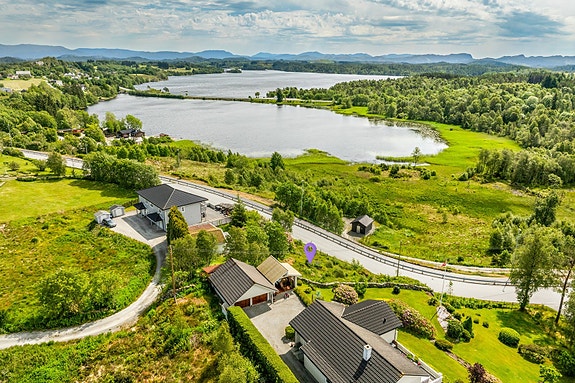 Boligtomt nær Sveio Sentrum - utsikt til Vigdarvatnet