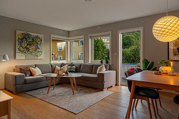 Aktiv Eiendomsmegling v/ Christian Drøyvold har gleden av å presentere Korsvika Alle 4, en flott 3-romsleilighet med uinnredet loft.