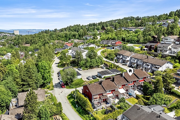 Velkommen til et pent og romslig rekkehus over to etasjer.