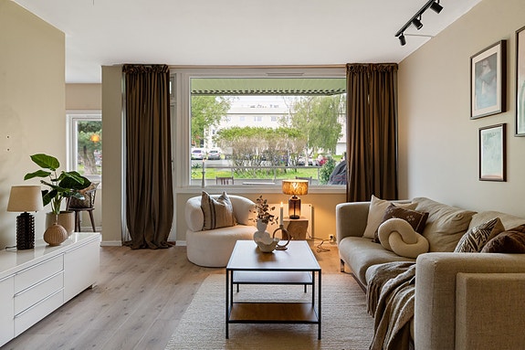 Proaktiv Eiendomsmegling ved Marcus Solberg Røed har gleden av å presentere en lekker og velholdt 3-roms leilighet.