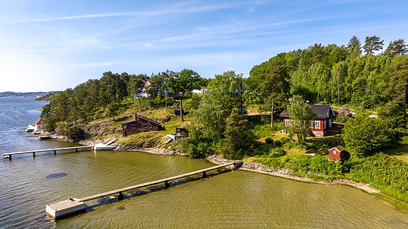 PrivatMegleren har gleden av å presentere Nystrandvegen 216 - Spennende strandeiendom på Nystrand med lang strandlinje og brygge!