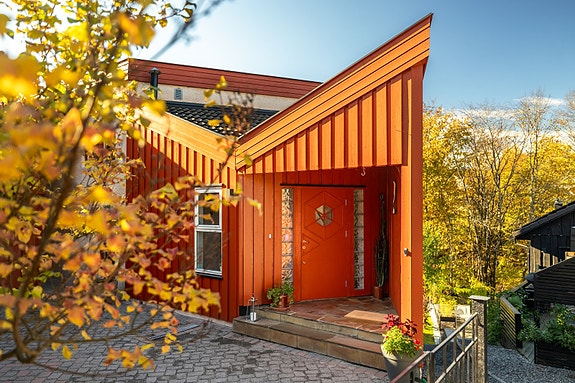 Velkommen til Vestliveien 20 - En velholdt og innholdsrik atriktekttegnet enebolig med attraktiv beliggenhget på Haslum.