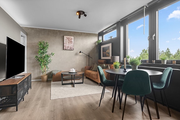 Gode vindusflater i rommet slipper også inn rikelig med dagslys og gir leiligheten en luftig romfølelse.