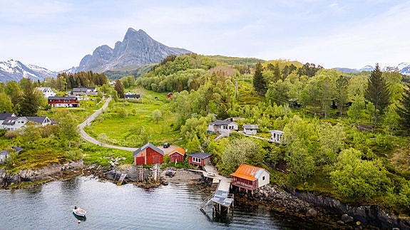Velkommen til Vollvikveien 23 med en fantastisk sjønær beliggenhet