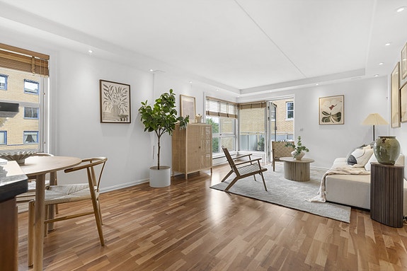 Carolina Toro v/Notar har gleden av å presentere Hekkveien 10B - En romslig og usjenert 3-R eierleil. med god planløsning, balkong, heis og garasjeplass.