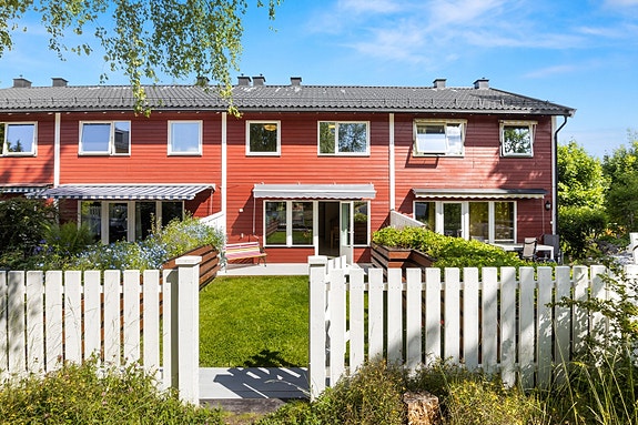 Ronny Strøm v/DNB Eiendom ønsker velkommen til et barnevennlig rekkehus på Nebbejordet.