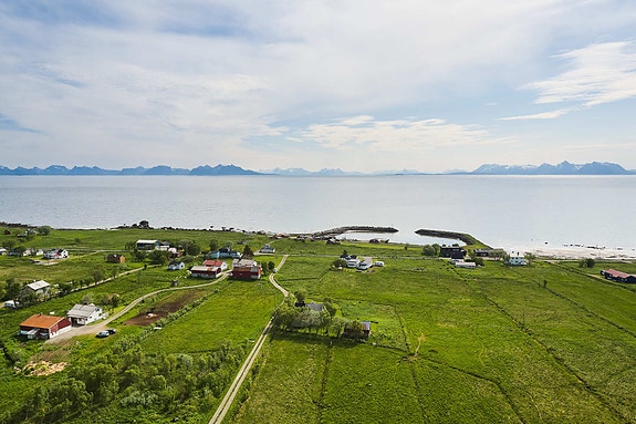 Det er ca. 12 km kommunesenteret Andenes som har div. service- og forretningstilbud, skoletilbud samt kommunikasjoner med buss og fly. Andenes har stor fiskerihavn med fiskemottak