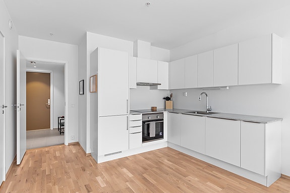 Stilrent og moderne kjøkken med integrerte hvitevarer