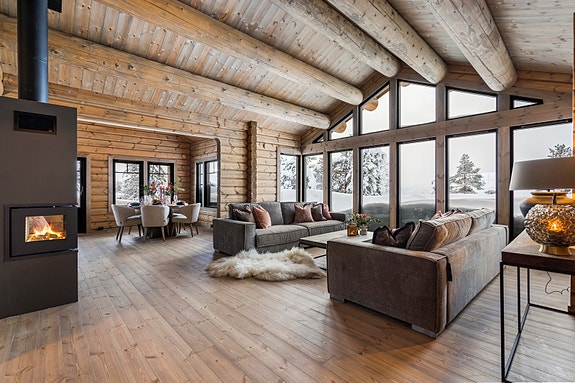 Idyllisk og særegen familiehytte med solrik terrasse på 53 m² | 3 soverom | Høyt og fritt med fin utsikt mot vannet!