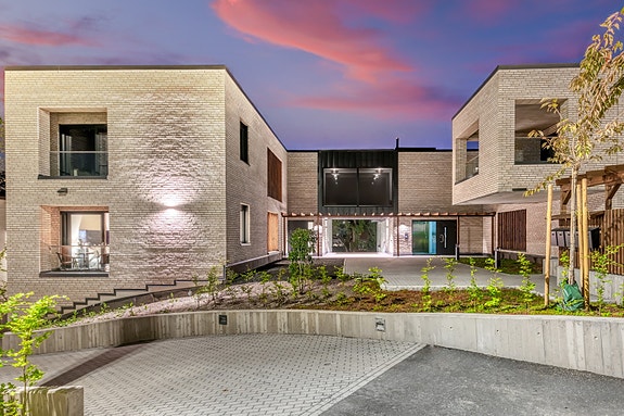 Rundt bygget er det opparbeidet hage. Felles gårdsplass har et representativt uttrykk. Nedkjøring til garasje har varmekabler i kjøresporet