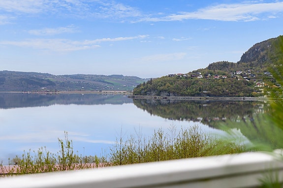 Aktiv Eiendomsmegling v/Marius Kvalvik har gleden av å presentere Mølnbakken 8 - en pen 4-roms selveierleilighet fra 2019 med luftig, gjennomgående planløsning.