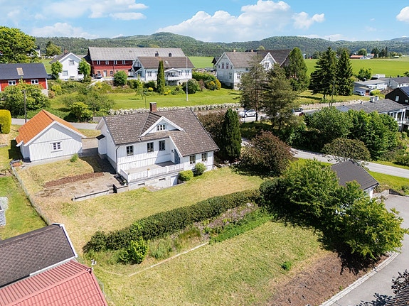 EiendomsMegler1 ved Jørgen E. Thorkildsen presenterer Ilenvegen 25! Eiendommen har en 1 228,70 kvm stor tomt fordelt over to tomteparseller.