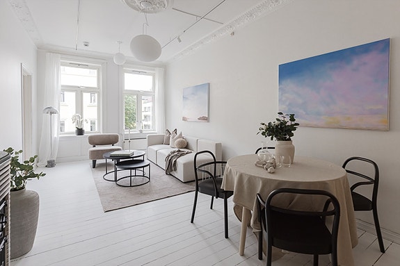 Velkommen til en klassisk og gjennomgående leilighet med etterspurt beliggenhet på Adamstuen.