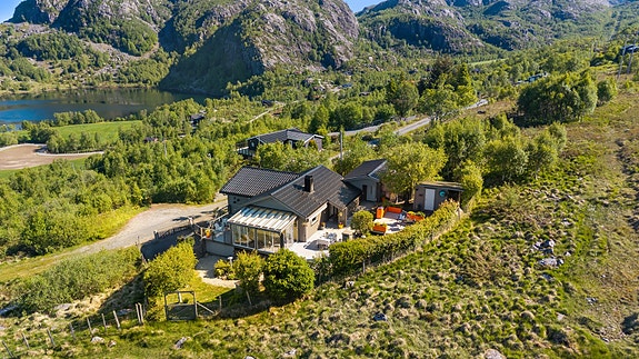 I naturskjønne og rolige omgivelser på Tjørn ligger det nå en fantastisk fritidseiendom og venter på nye eiere.