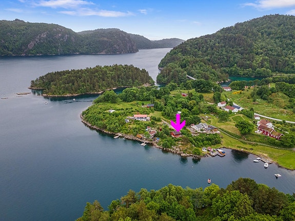 Velkommen til Jåsundveien 914! Enkel og koselig hytte med stor tomt og lang strandlinje i kort avstand til Spangereid.