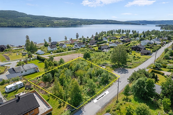 Solrik tomt med flott utsikt mot sjøen.