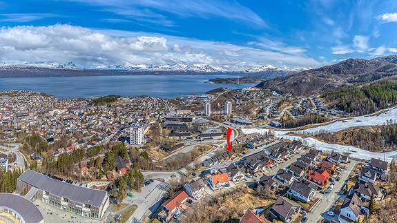 Gangavstand til barnehage, barneskole, alpinanlegg, dagligvarebutikker og UiT.