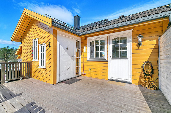 Terrasse ved inngangsparti med god plass til utemøbler.