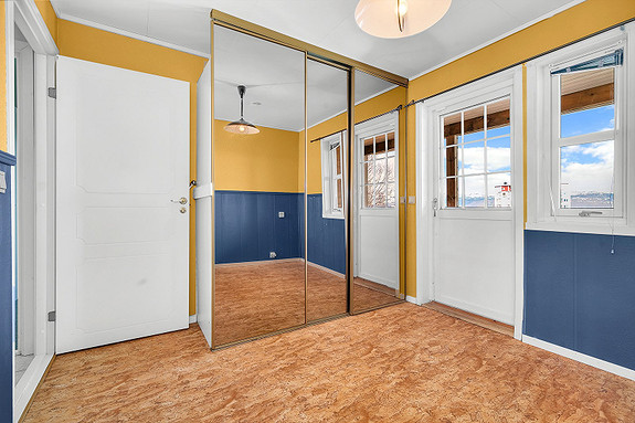 Soverom 1 har god plass til soveromsmøbler, og har skyvdørsgarderobe med speildører.