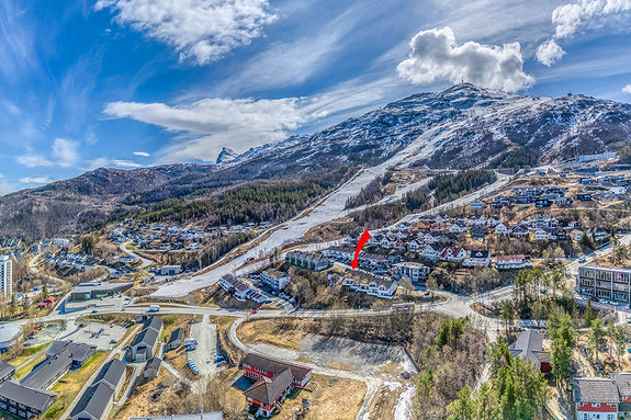 Rekkehus beliggende sentralt i Utforveien i Skistua. Her er det gode solforhold og fin utsikt.