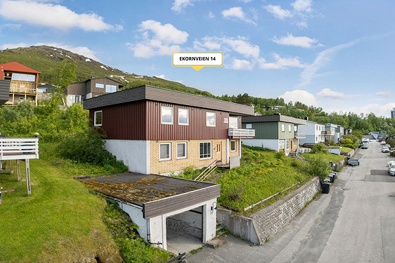 Fra eiendommen er det kort vei til barnehage, alpinanlegg og turområder. Ca. 15 min. gange til Skistua skole og Narvik sentrum. Eiendommen består av en frittliggende enebolig i 1. etg. og sokkeletg, i tillegg til garasje sammenbygd med boligen og uthus.