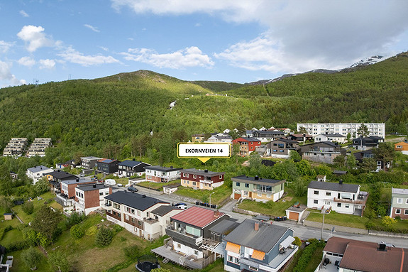 Eiendommen ligger i veletablert boligområde i bydelen Fossestua i Narvik
