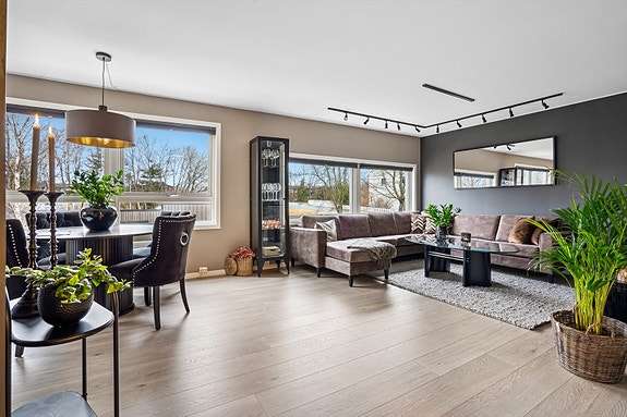 Aktiv Eiendomsmegling v/ Christian Drøyvold har gleden av å presentere Starrmyra 2 - en flott og lys 2-roms leilighet god planløsning.