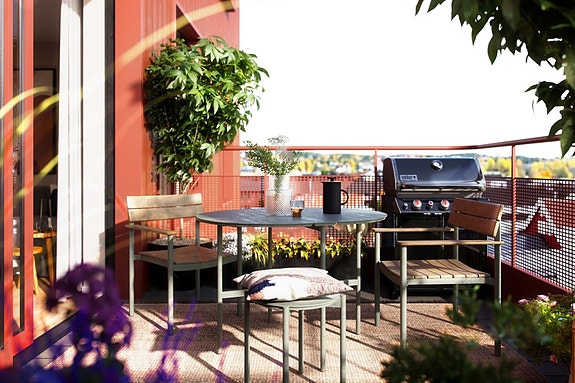 Boligen har en god intern beliggenhet i 2. etasje med trivelig balkong