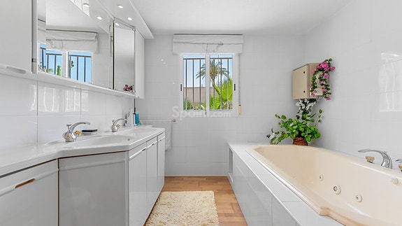 SOLGT! Frittliggende villa med utleiedel og basseng   kun 200 meter fra La Zenia-stranden