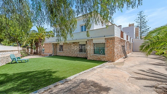 SOLGT! Frittliggende villa med utleiedel og basseng   kun 200 meter fra La Zenia-stranden