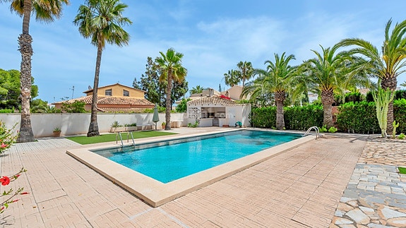 SOLGT! Frittliggende villa med utleiedel og basseng   kun 200 meter fra La Zenia-stranden