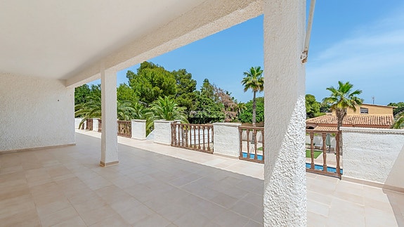 SOLGT! Frittliggende villa med utleiedel og basseng   kun 200 meter fra La Zenia-stranden