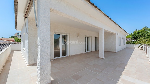 SOLGT! Frittliggende villa med utleiedel og basseng   kun 200 meter fra La Zenia-stranden