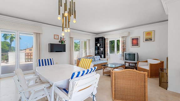 SOLGT! Frittliggende villa med utleiedel og basseng   kun 200 meter fra La Zenia-stranden