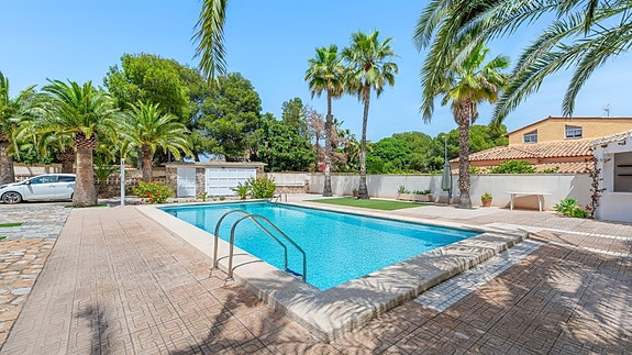 SOLGT! Frittliggende villa med utleiedel og basseng   kun 200 meter fra La Zenia-stranden