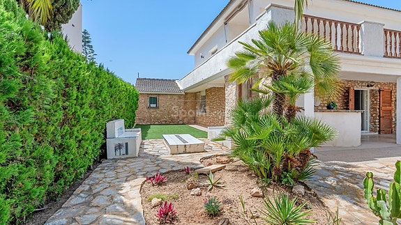 SOLGT! Frittliggende villa med utleiedel og basseng   kun 200 meter fra La Zenia-stranden