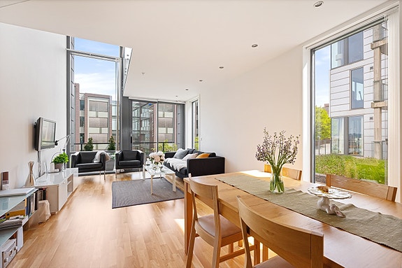 EiendomsMegler1 v/Sjur Svihus presenterer denne lekre og urbane selveierleiligheten med parkering og heis