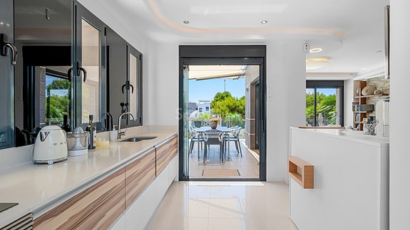 SOLGT! Luksuriøs villa med attraktiv beliggenhet | 5 soverom og 4 bad | Stor uteplass med eget svømmebasseng