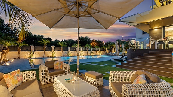 SOLGT! Luksuriøs villa med attraktiv beliggenhet | 5 soverom og 4 bad | Stor uteplass med eget svømmebasseng