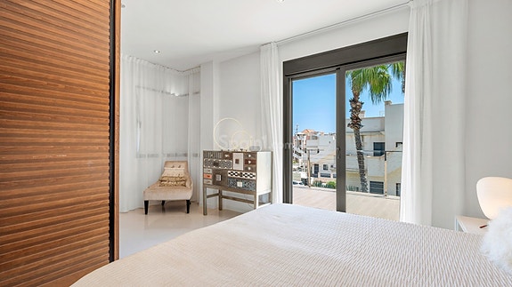 SOLGT! Luksuriøs villa med attraktiv beliggenhet | 5 soverom og 4 bad | Stor uteplass med eget svømmebasseng