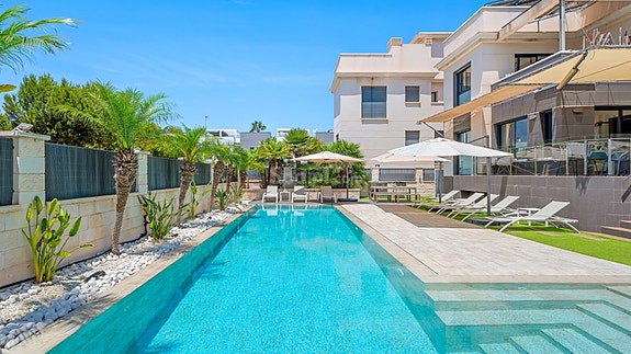 SOLGT! Luksuriøs villa med attraktiv beliggenhet | 5 soverom og 4 bad | Stor uteplass med eget svømmebasseng