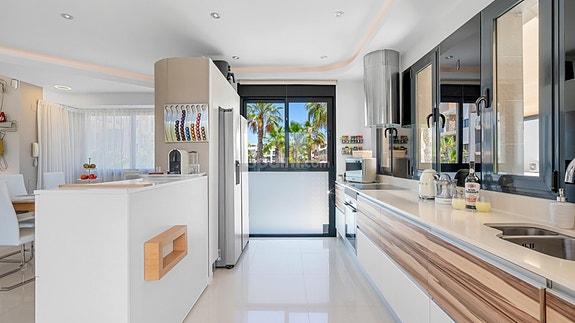 SOLGT! Luksuriøs villa med attraktiv beliggenhet | 5 soverom og 4 bad | Stor uteplass med eget svømmebasseng