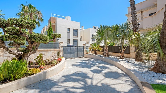 SOLGT! Luksuriøs villa med attraktiv beliggenhet | 5 soverom og 4 bad | Stor uteplass med eget svømmebasseng