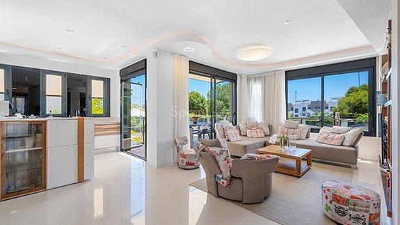 SOLGT! Luksuriøs villa med attraktiv beliggenhet | 5 soverom og 4 bad | Stor uteplass med eget svømmebasseng