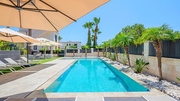 SOLGT! Luksuriøs villa med attraktiv beliggenhet | 5 soverom og 4 bad | Stor uteplass med eget svømmebasseng