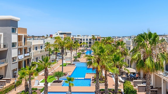 SOLGT! Luksuriøs villa med attraktiv beliggenhet | 5 soverom og 4 bad | Stor uteplass med eget svømmebasseng