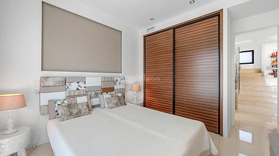 SOLGT! Luksuriøs villa med attraktiv beliggenhet | 5 soverom og 4 bad | Stor uteplass med eget svømmebasseng