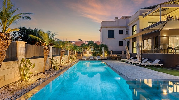 SOLGT! Luksuriøs villa med attraktiv beliggenhet | 5 soverom og 4 bad | Stor uteplass med eget svømmebasseng